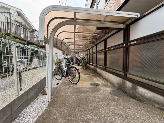 【その他共用部分】 | シャインヒルズ向ヶ丘 | 屋根付きの駐輪場で雨が降っても大切な自転車が濡れなくてすみますね♪駅まで自転車もおすすめです！