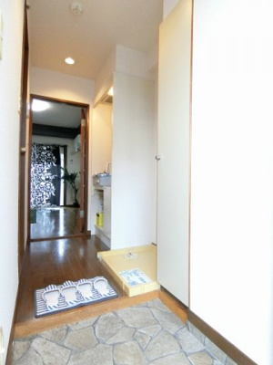 【展望】 | シャインヒルズ向ヶ丘 | 室内から玄関への景観です！右手にキッチン、左手にバスルームがあります★