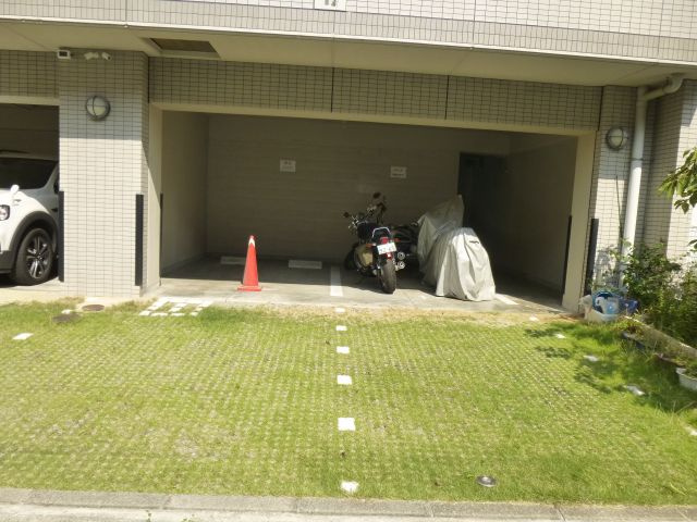 クレアトゥール松乃の駐車場