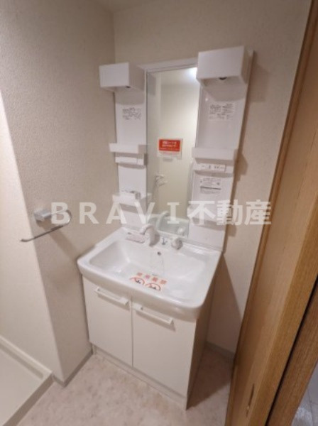 フォレステージュ谷町　BRAVI不動産の独立洗面台|【フォレステージュ谷町】独立洗面台、小物を置くことができて便利です