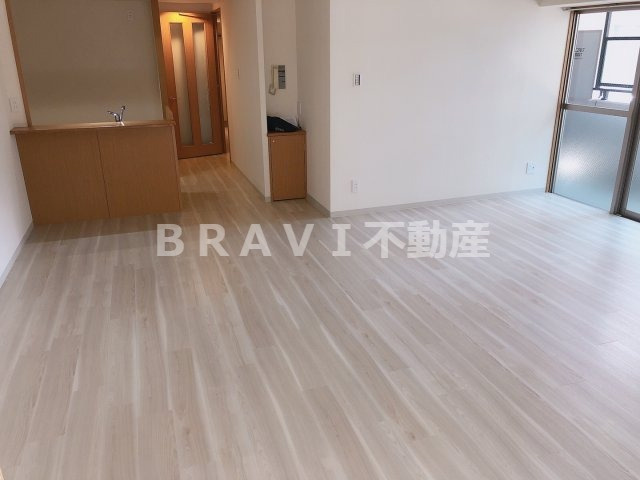 フォレステージュ谷町　BRAVI不動産の居間・リビング|【フォレステージュ谷町】こちらのリビングで趣味の時間をお楽しみください