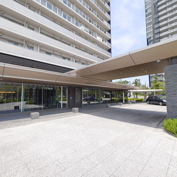 リヴァリエA棟　（川崎区港町）のエントランス|毎日通るエントランスはこのようになっています