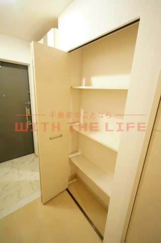 プラザ社田【キャッシュバック対象物件】の玄関|収納もある玄関です