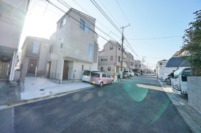 生活施設が充実した住環境良好！ＬＤＫ１７．６帖の４ＬＤＫ♪保土ヶ谷区新桜ヶ丘2丁目　全３棟新築戸建ての前面道路含む現地写真|近隣には公園や生活施設の充実した住環境良好なエリア。