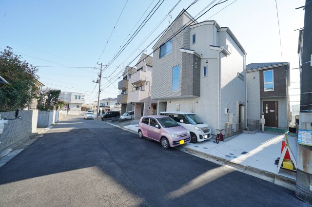 生活施設が充実した住環境良好！ＬＤＫ１７．６帖の４ＬＤＫ♪保土ヶ谷区新桜ヶ丘2丁目　全３棟新築戸建ての前面道路含む現地写真|約6.5ｍの見通しの良い前面道路に接しています。