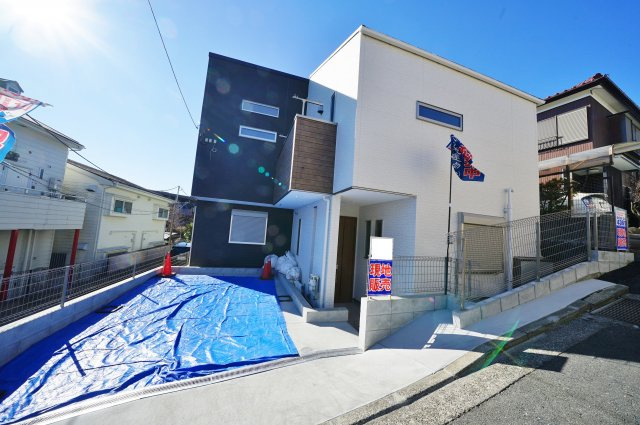和田町駅徒歩１０分！ＬＤＫ２０帖、リビングイン階段♪南東道路で陽当たり良好。保土ヶ谷区和田2丁目　新築戸建ての外観|相鉄線「和田町」駅徒歩約10分と便利な立地。