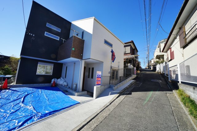 和田町駅徒歩１０分！ＬＤＫ２０帖、リビングイン階段♪南東道路で陽当たり良好。保土ヶ谷区和田2丁目　新築戸建ての前面道路含む現地写真|相鉄本線「上星川」「星川」駅もご利用可能です。