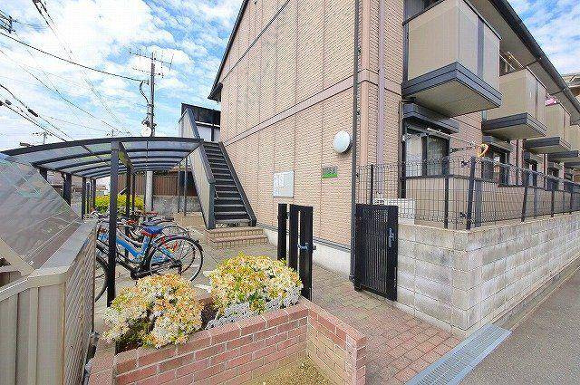 ハイツ若草のエントランス|入居者様共用の入り口です。