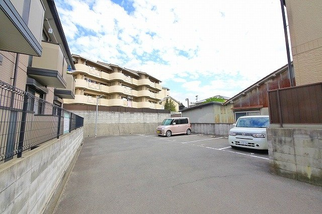 ハイツ若草の駐車場|駐車スペースはこちらです。（空き状況などはスタッフにお問い合わせください。）