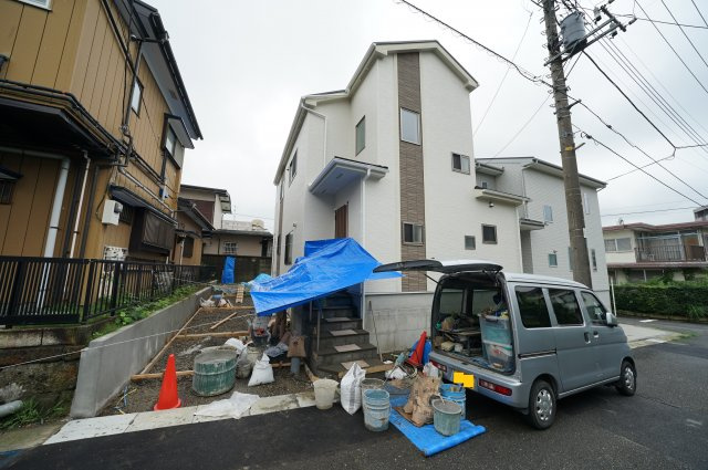 敷地面積４２坪！ＬＤＫ１８帖の４ＬＤＫ。カースペース２台♪保土ヶ谷区狩場町　新築戸建ての外観|道路面より高く、往来の目線も気になりにくい立地です。