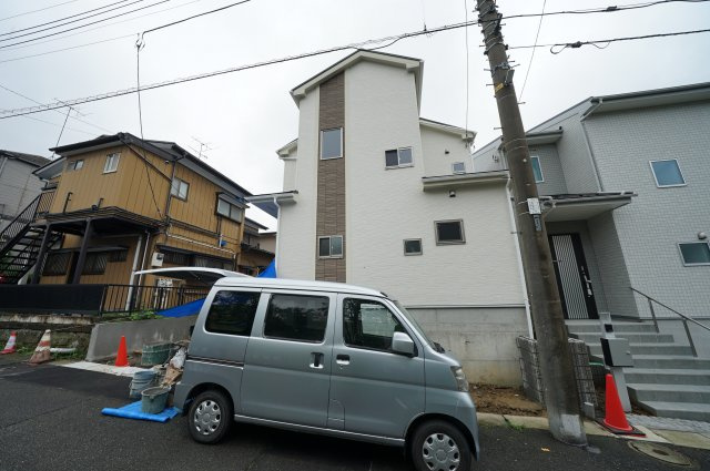 敷地面積４２坪！ＬＤＫ１８帖の４ＬＤＫ。カースペース２台♪保土ヶ谷区狩場町　新築戸建ての外観|まずは周辺環境も合わせて一度現地をご確認ください。