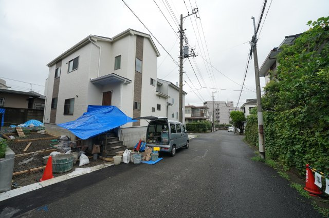 敷地面積４２坪！ＬＤＫ１８帖の４ＬＤＫ。カースペース２台♪保土ヶ谷区狩場町　新築戸建ての前面道路含む現地写真|北東約6.5m道路に面し、お車の出し入れもラクラクできますね。