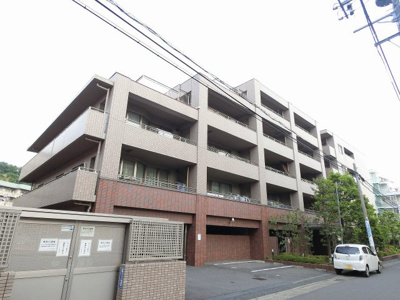 【外観】 | サーパス日吉本町 | 南西向きにつき陽当たりです。衝撃音を低減する二重床・二重天井を採用。
住まいの独立性を高める玄関ポーチ付♪