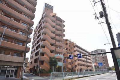 【外観】 | ライオンズプラザ井土ヶ谷弐番館 | 京急本線「井土ヶ谷」駅徒歩4分と好立地。
忙しい朝が助かる立地、暮らしにゆとりが生まれます。