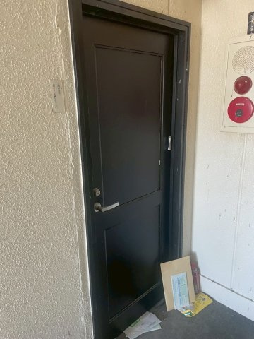 清繁ビルの玄関