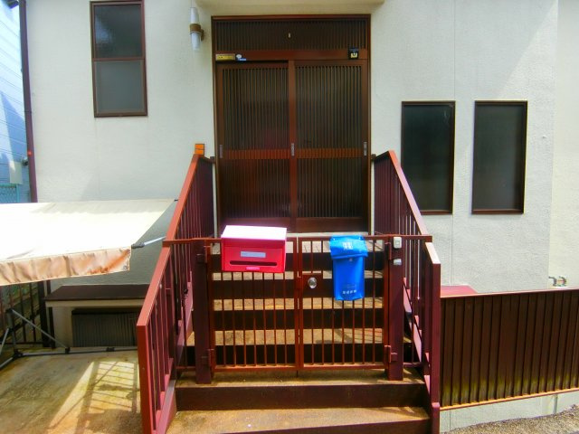 栄町貸家のエントランス