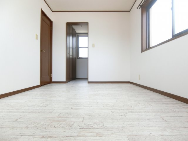 栄町貸家の洋室