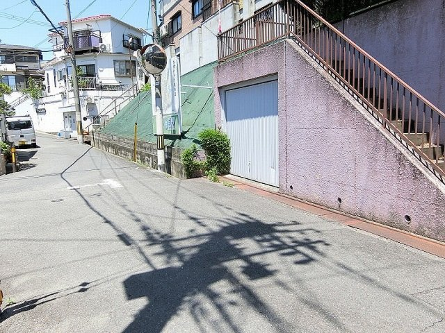 太秦緑が丘　中古一戸建ての外観|前面道路