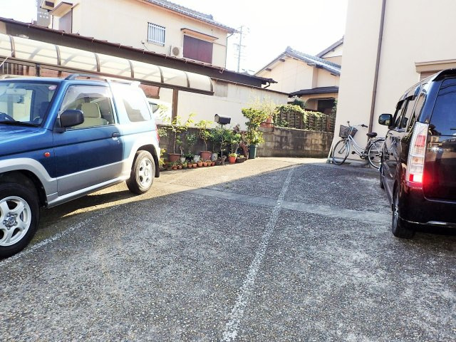メゾンサガノの駐車場