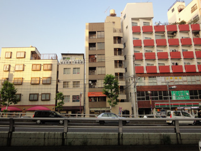【外観】 | エビハラビル | エビハラビル　鶯谷駅から徒歩3分・入谷駅から徒歩6分の好立地。言問通り沿い。鉄筋コンクリート造の7階建てマンション。ワンフロア占有。窓もたくさんあるので通風良好。南向きで日当たり良好です。
