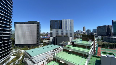 【展望】 | THE COURT神宮外苑 | バルコニーの先に広がる眺望。天気のいい日に窓を開けると、青空との一体感が得られる！