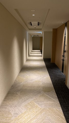 【その他共用部分】 | THE COURT神宮外苑 | 外部からの視線が届かない内廊下設計。プライバシーへも配慮。