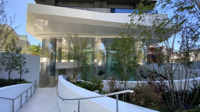 【エントランス】 | THE COURT神宮外苑 | 上質感溢れるエントランス　公道から奥行を持たせたアプローチによりプライバシーも配慮した設計