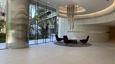 【ロビー】 | THE COURT神宮外苑 | ご友人や家族をもてなす空間となっております。