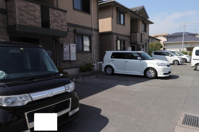 ニューライフつぶくB棟の駐車場