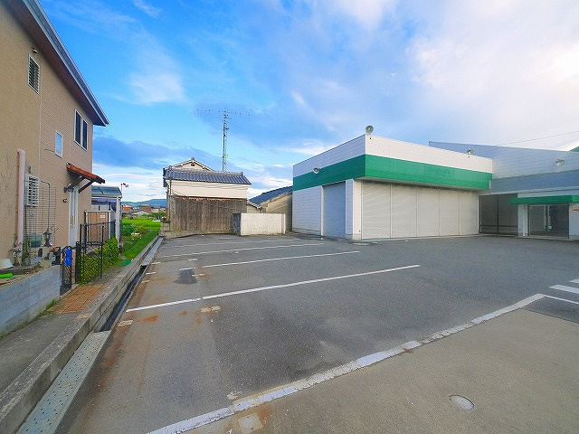 三条大路５丁目店舗の駐車場