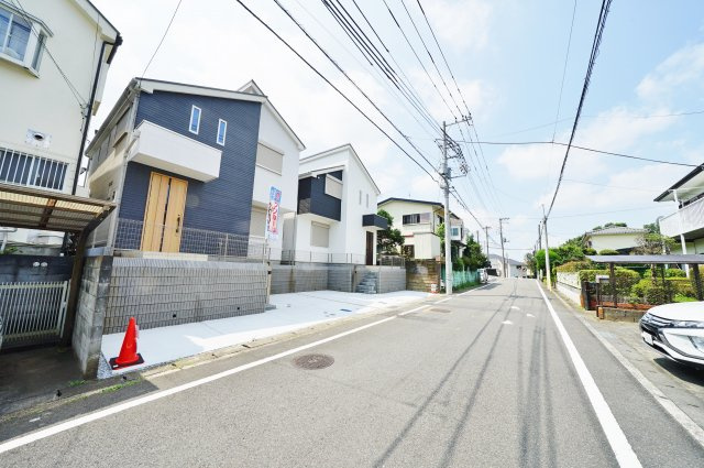 【成約】近隣には公園があり緑豊かな住環境！ＬＤＫ１７．５帖の４ＬＤＫ♪カースペース２台♪保土ヶ谷区川島町　全２棟新築戸建ての前面道路含む現地写真|見通しがよくゆとりのある前面道路。幅員は約6.5m。お車の出し入れもスムーズです。