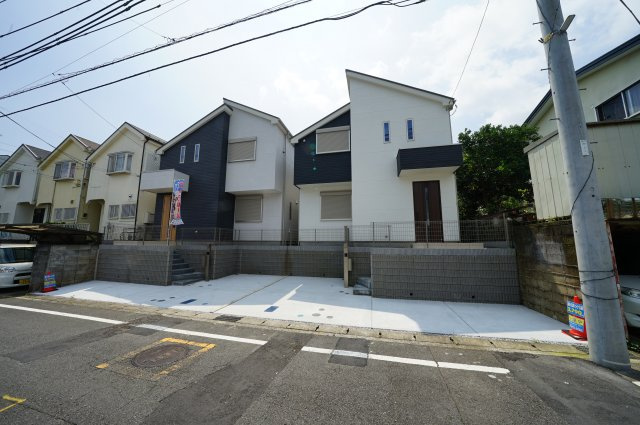 近隣には公園があり緑豊かな住環境。ＬＤＫ１７．５帖の４ＬＤＫ♪カースペース２台♪保土ヶ谷区川島町　全２棟新築戸建ての外観