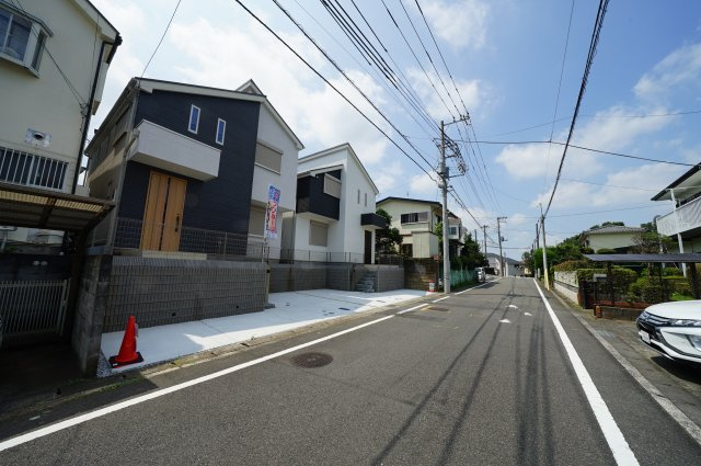 近隣には公園があり緑豊かな住環境。ＬＤＫ１７．５帖の４ＬＤＫ♪カースペース２台♪保土ヶ谷区川島町　全２棟新築戸建ての前面道路含む現地写真