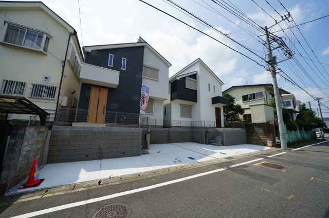 近隣には公園があり緑豊かな住環境。ＬＤＫ１７．５帖の４ＬＤＫ♪カースペース２台♪保土ヶ谷区川島町　全２棟新築戸建ての外観