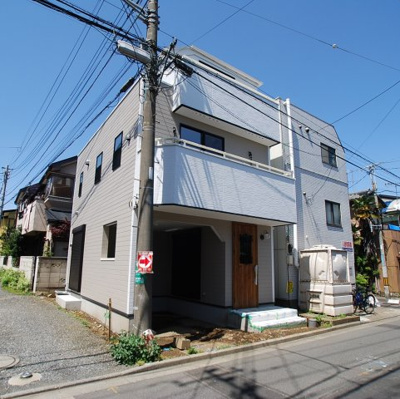 【外観】 | ふじみ野市福岡中央新築分譲住宅 | 南道路につき陽当り良好です。西側は4ｍ通路になり開放的です。