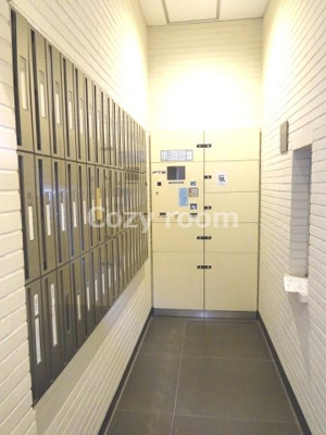 【ロビー】 | ルナコート江坂 | メールボックスコーナーと宅配ボックスコーナーです