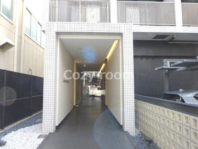 【エントランス】 | ルナコート江坂 | シンプルでモダンなエントランスです