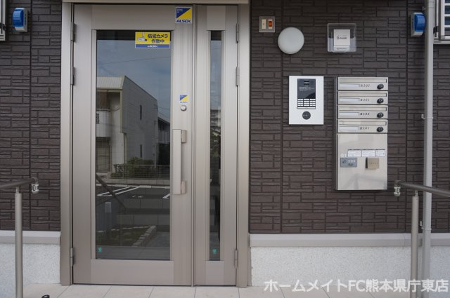 熊本市東区月出６丁目のアパートのエントランス