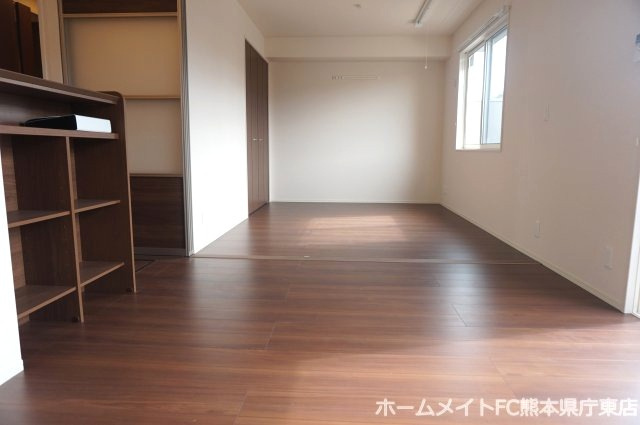熊本市東区月出６丁目のアパートの居間・リビング