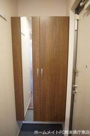 熊本市東区月出６丁目のアパートの玄関