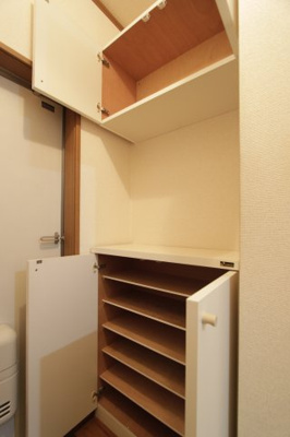 【玄関】 | ハイランドコートⅡ | 収納もある玄関です