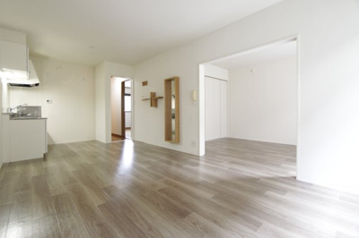 【居間・リビング】 | ハイランドコートⅡ | こちらのリビングで趣味の時間をお楽しみください