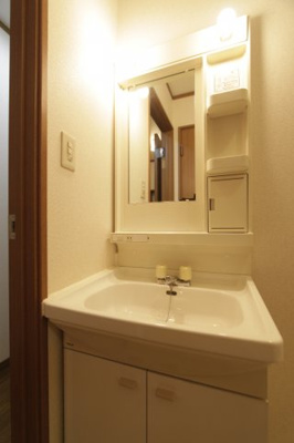 【独立洗面台】 | ハイランドコートⅡ | 独立洗面台、小物を置くことができて便利です