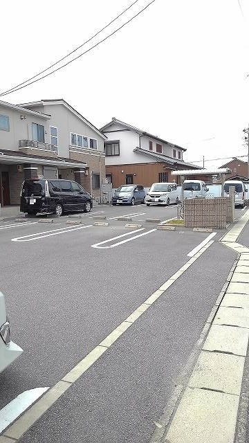 テラ　フィオーレⅡの駐車場