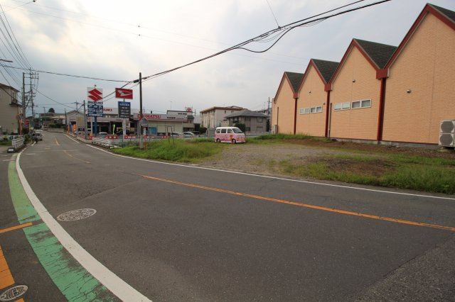 坂戸市薬師町　建築条件なし売地　東武東上線『北坂戸駅』徒歩10分　【坂戸小学区】の前面道路含む現地写真