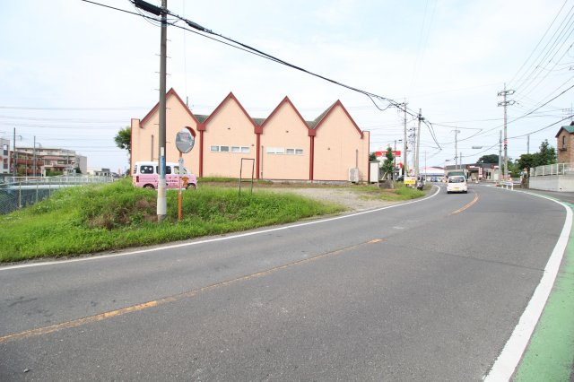 坂戸市薬師町　建築条件なし売地　東武東上線『北坂戸駅』徒歩10分　【坂戸小学区】の前面道路含む現地写真