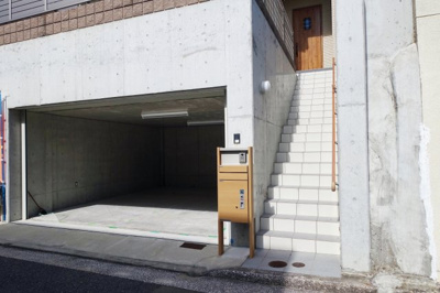 【前面道路含む現地写真】 | 西舞子8丁目Ｂ号棟売戸建住宅 | 電動シャッター付き掘り込み車庫２台分付き、天井高２.2メートル、宅配ボックス付き