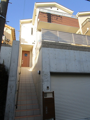 【外観】 | 西舞子8丁目新築分譲住宅Ａ号棟 | 電動シャッター付き掘り込みガレージ天井高2.2ｍ、宅配ボックス付き機能門柱