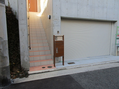 【駐車場】 | 西舞子8丁目新築分譲住宅Ａ号棟 | 電動シャッター付き掘り込み車庫　天井高２.2m