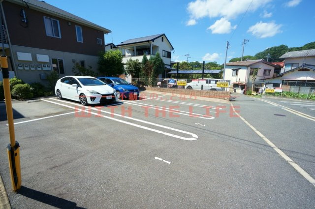 シャーメゾン国分【キャッシュバック対象物件】の駐車場|車をお持ちの方に嬉しい駐車場付きの物件です